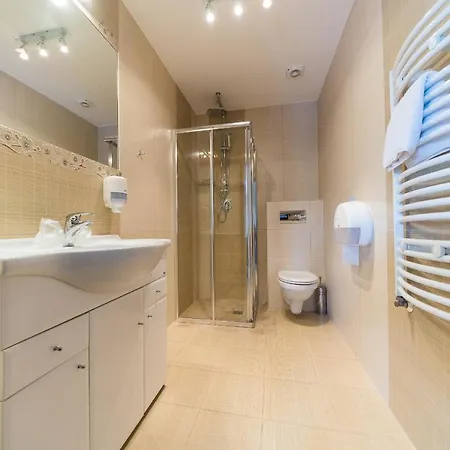 Dworek Rajska Gora ベジヘロボ